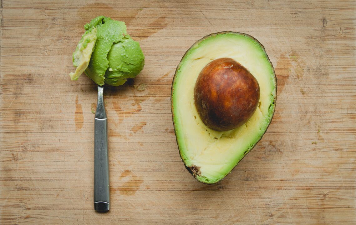 Avokado, yüksek bitkisel yağ ve protein içeriği nedeniyle keto diyetinin bir parçasıdır. 