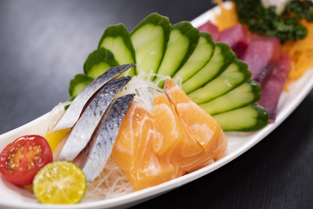 Balık ve sebzeler, düşük karbonhidratlı keto diyetinin sağlıklı parçalarıdır. 