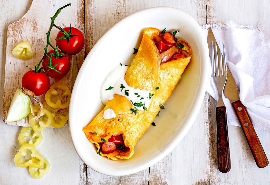 Keto diyeti yapanlar için kahvaltı, peynir, sebze ve jambonlu bir omlettir. 